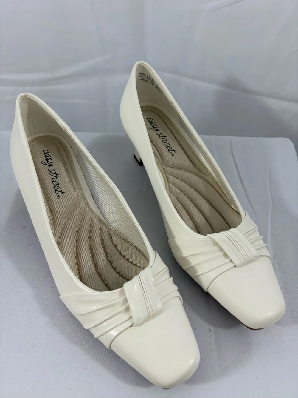 NWT Easy Street Women’s Size 6.5 Classic White 2 Inch Heel Pumps